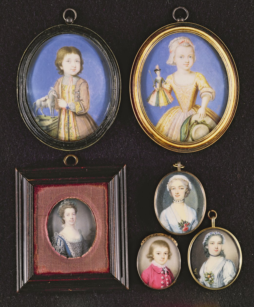 Muotokuvaminiatyyrit. Vasemmalta oikealle ja vasemmalta oikealle: Richard Whitmore, Bernard Lens (1682-1740); Katherine Whitmore, Bernard Lens (1682-1740); kuningatar Charlotte, Samuel Finney (1718-98); Tuntematon poika, Thomas Lens (1682-1740). tekijältä Bernard Lens