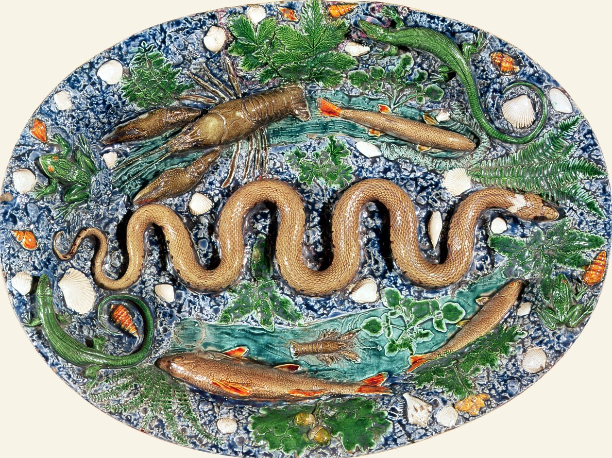 Suuri soikea astia, joka on muotoiltu kohokuvioituna matelijoilla ja kaloilla (keramiikka) tekijältä Bernard Palissy