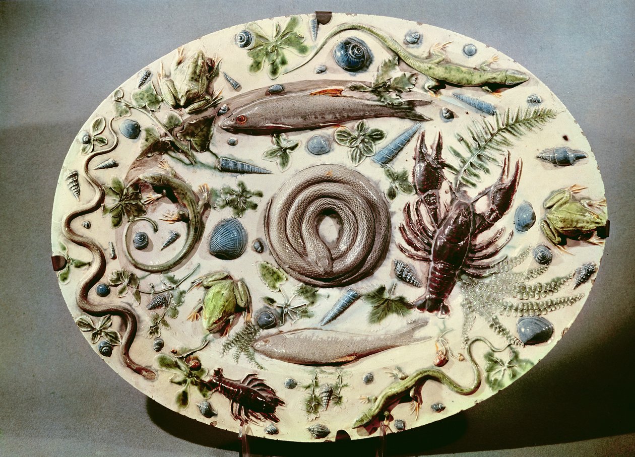 "Rustique Figuline" -lautanen valkoisella taustalla (fajanssi) tekijältä Bernard Palissy