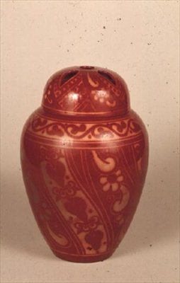 Kattila ja kansi kuparin kiilto, n. 1905-15 (keraaminen) tekijältä Bernard Moore