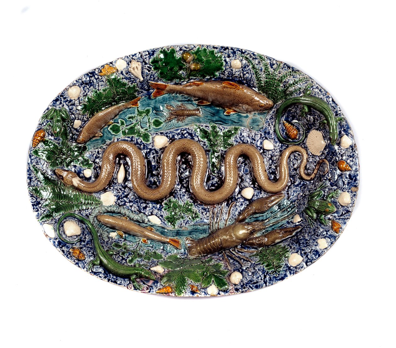 Lampi koristaa maalaismaisia hahmoja, joita kutsutaan "käärmeruokaksi". Keramiikka lasitetussa maassa, Bernard Palissy (1510-1589) tekijältä Bernard Palissy