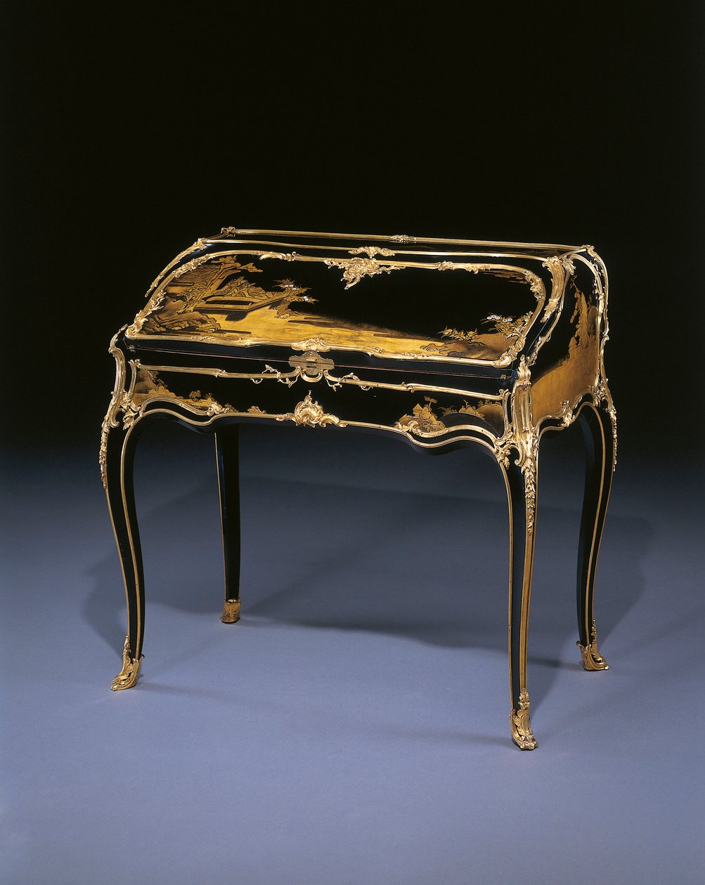 Ludvig XIV:n kalteva kirjoituspöytä, n. 1750 (ormolu-asennettu japanilainen lakka ja lakka Martin) tekijältä Bernard van (attr. to) Risenburgh II