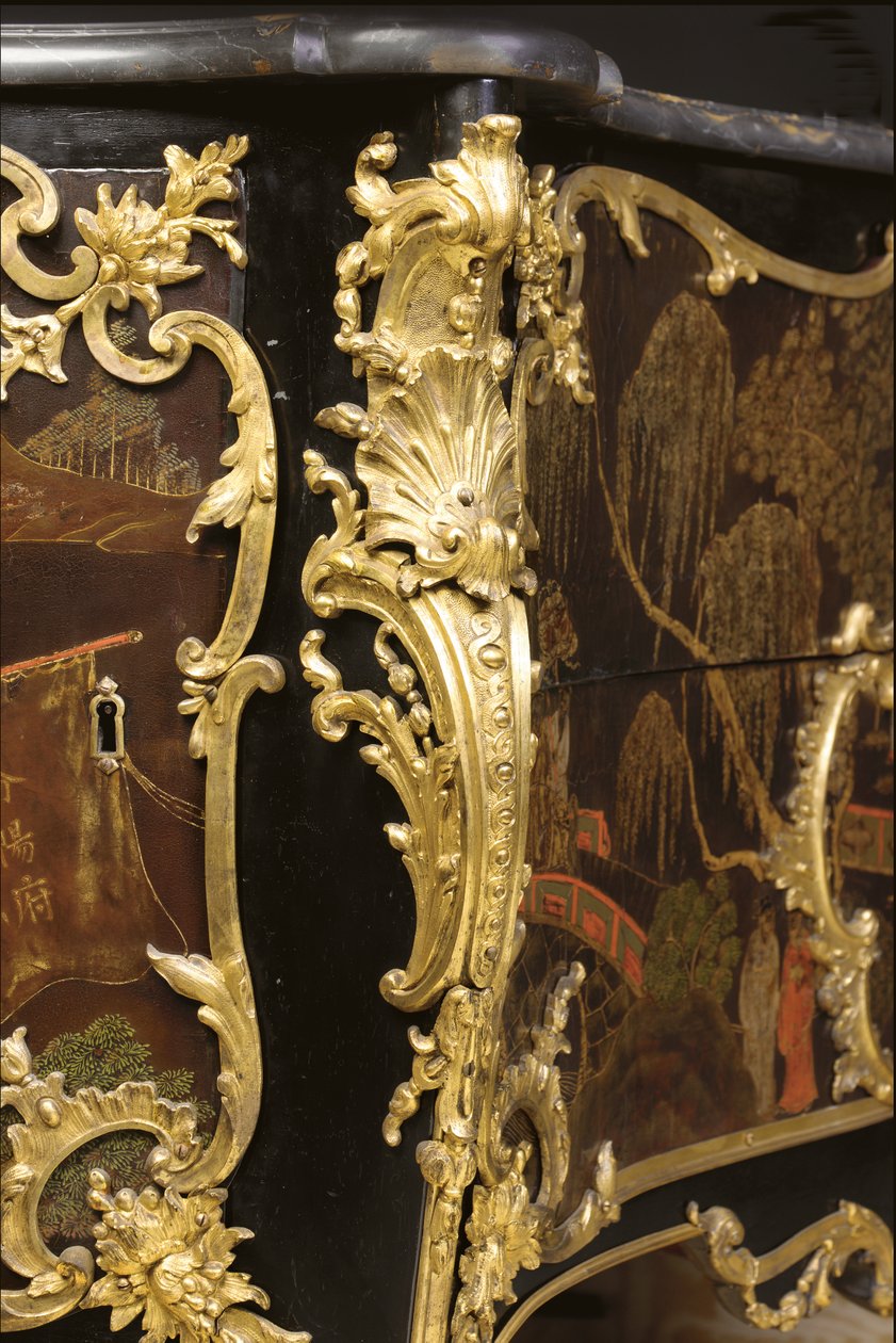 Louis XV lipasto, n. 1740 (ormolu-kiinnitetty kiinalainen musta, monivärinen ja kullattu lakka, serpentiini, marmori ja vernis) tekijältä Bernard van Risamburgh