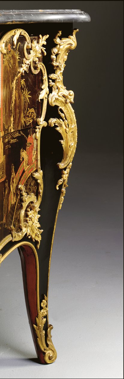 Louis XV lipasto, n. 1740 (ormolu-kiinnitetty kiinalainen musta, monivärinen ja kullattu lakka, serpentiini, marmori ja vernis) tekijältä Bernard van Risamburgh