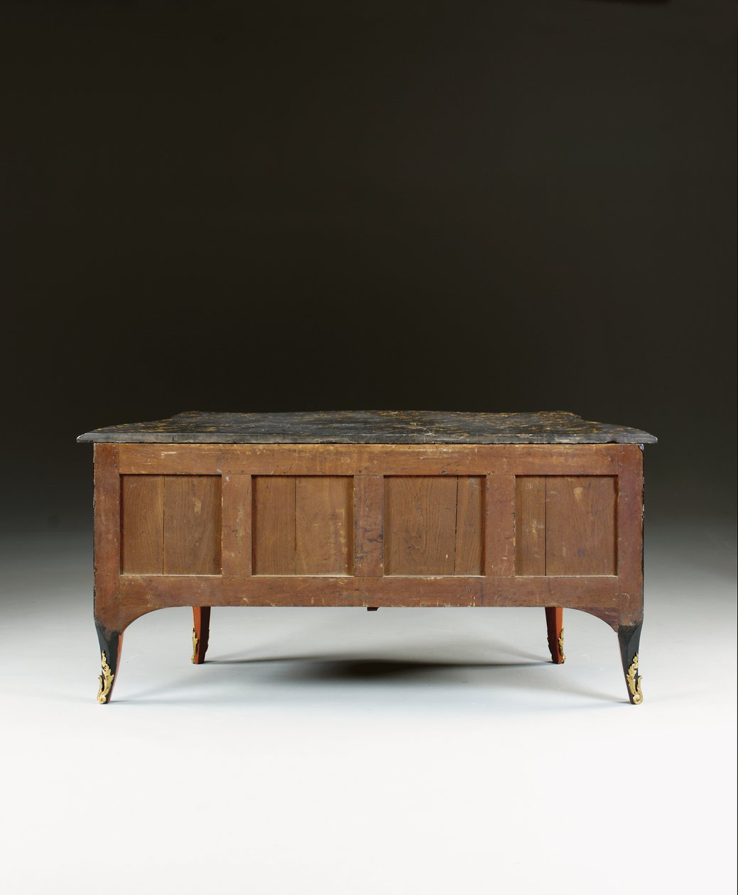 Louis XV lipasto, n. 1740 (ormolu-kiinnitetty kiinalainen musta, monivärinen ja kullattu lakka, serpentiini, marmori ja vernis) tekijältä Bernard van Risamburgh