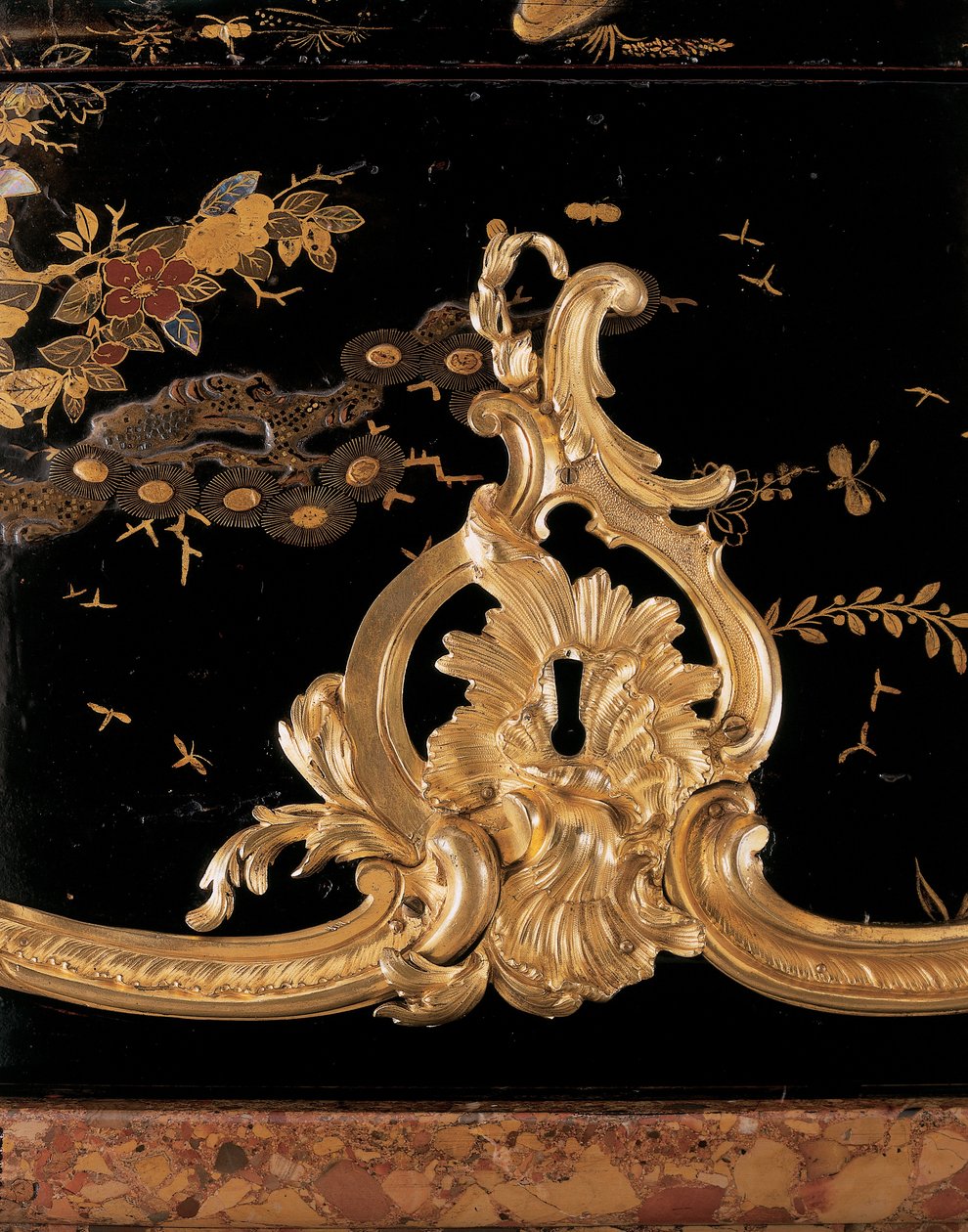 Lipasto, n. 1745 (ormolu-asennettu japanilainen lakka ja ebonoitu puu) tekijältä Bernard van Risenburgh II