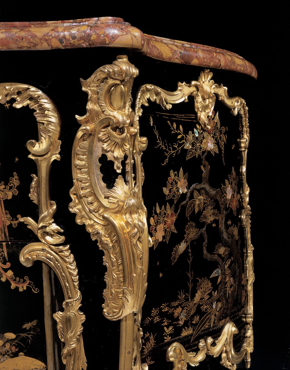 Lipasto, n. 1745 (ormolu-asennettu japanilainen lakka ja ebonoitu puu) tekijältä Bernard van Risenburgh II