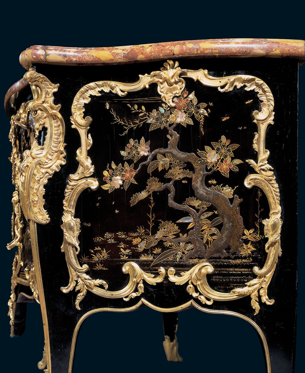 Lipasto, n. 1745 (ormolu-asennettu japanilainen lakka ja ebonoitu puu) tekijältä Bernard van Risenburgh II