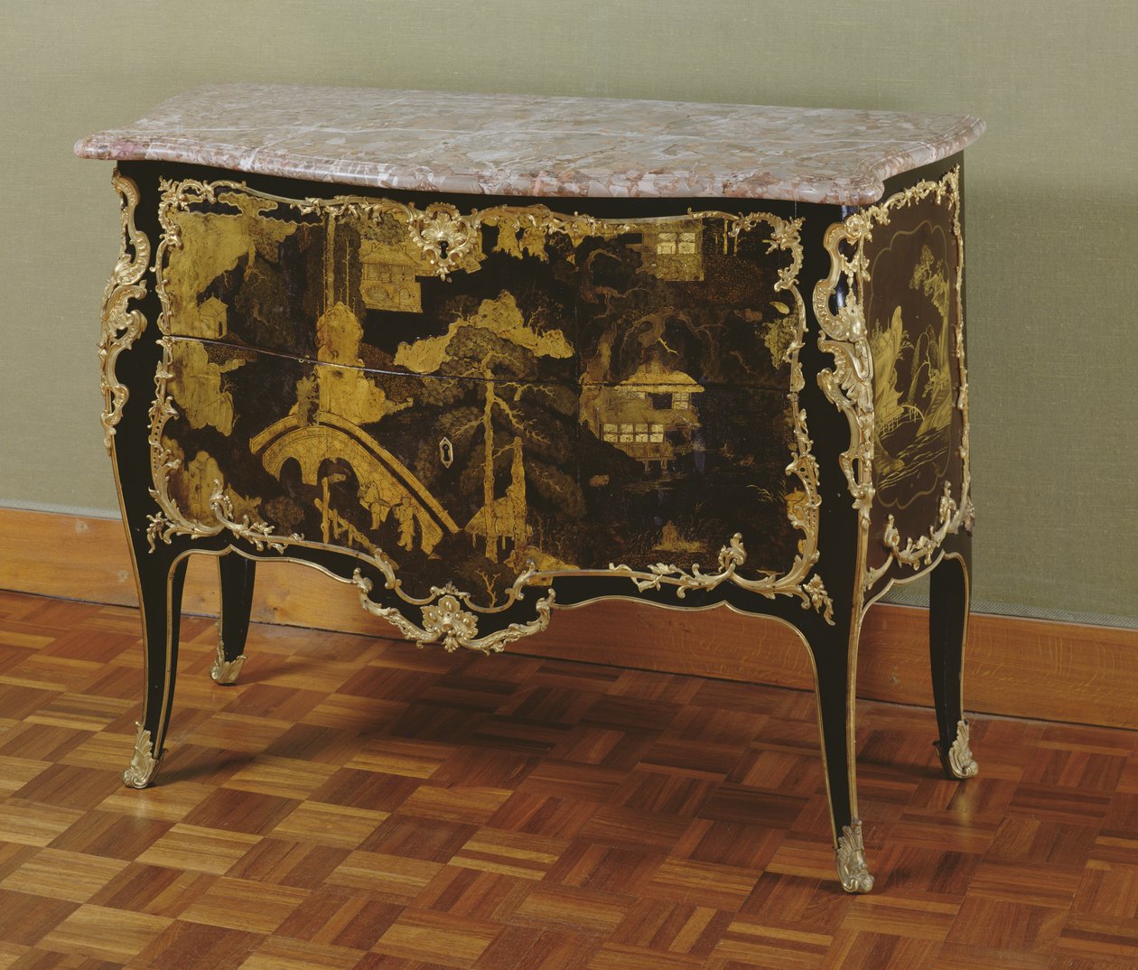 Louis XV lipasto (kullattua puuta, pronssia ja marmoria) tekijältä Bernard van Risenburgh II