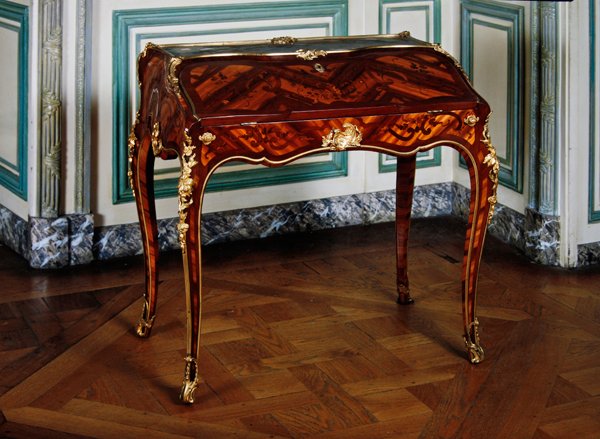 Louis XV Secretaire leimattu kirjaimilla B.V.R.B tekijältä Bernard van Risenburgh II