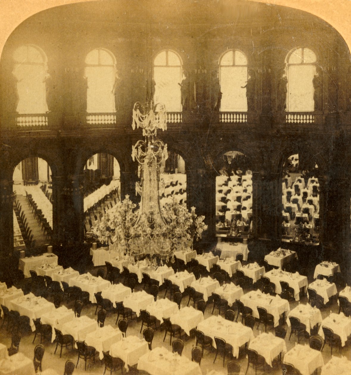 "Dining Saloon, Grand Hotel, Pariisi, Ranska", 1904. tekijältä Bert Underwood