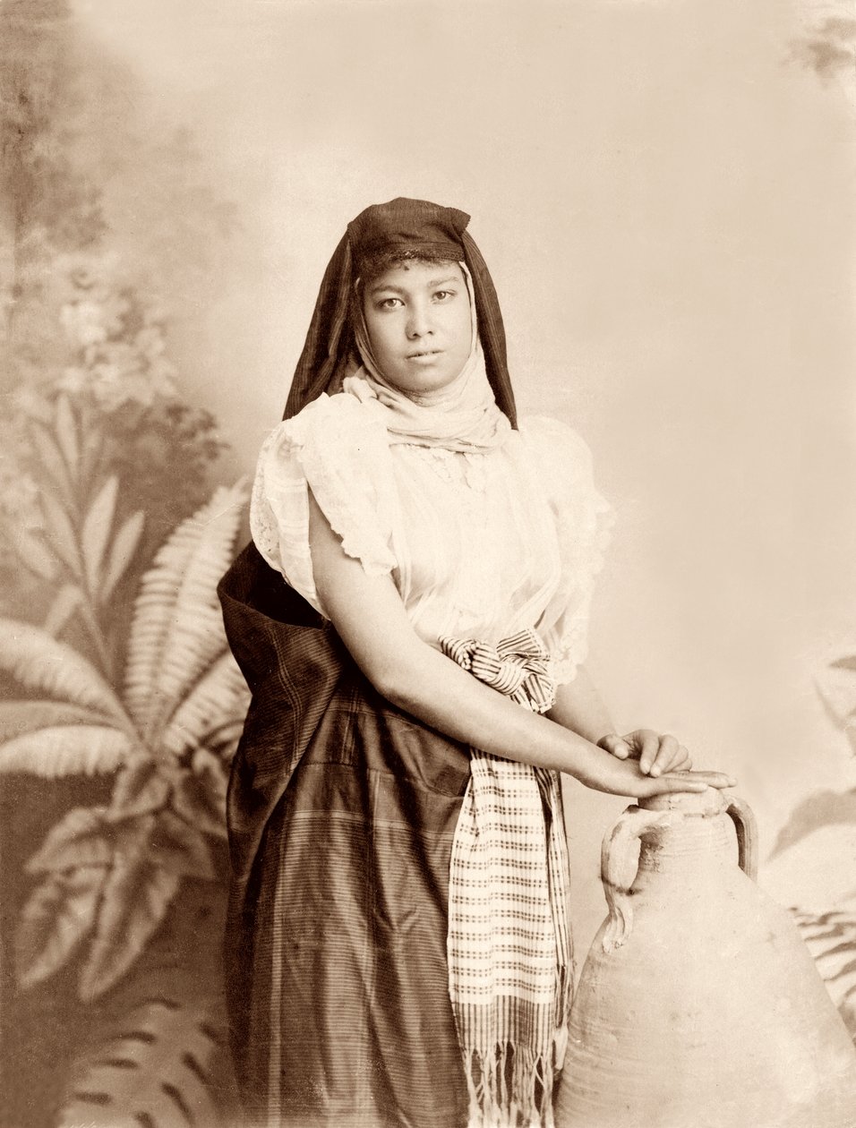 Tyttö vesipurkilla, n. 1867-1898 tekijältä Bonfils Studio