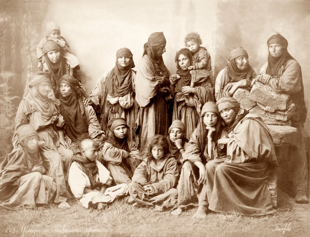 17 beduiininaisen ja -lapsen ryhmä, n. 1867-1898 tekijältä Bonfils Studio