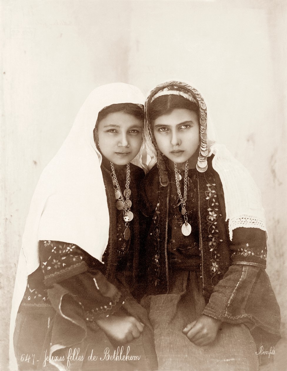 Kaksi tyttöä Betlehemistä, n. 1867-1898 tekijältä Bonfils Studio