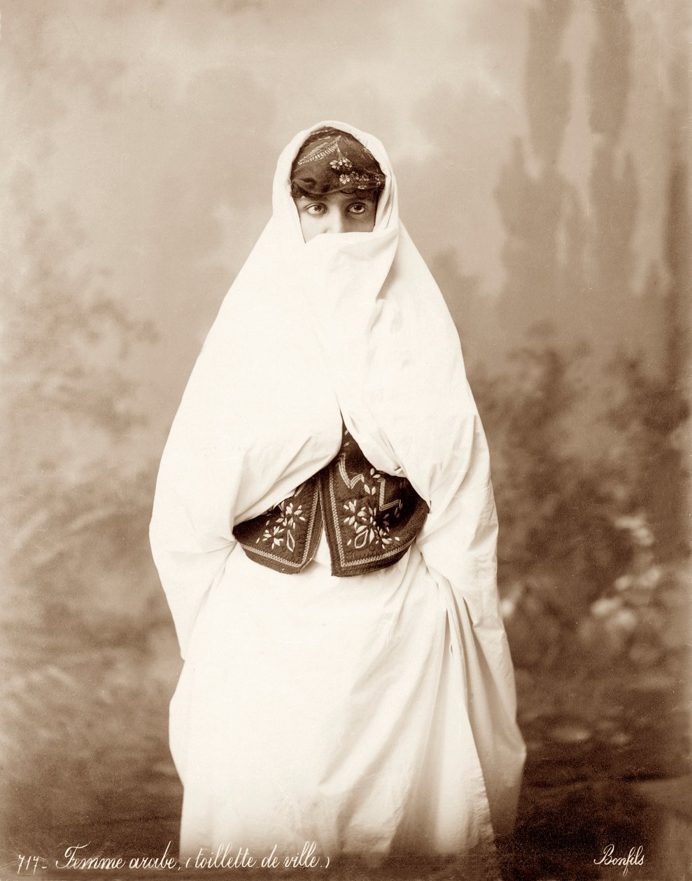 Nainen palestiinalaisasussa, n. 1867-1898 tekijältä Bonfils Studio