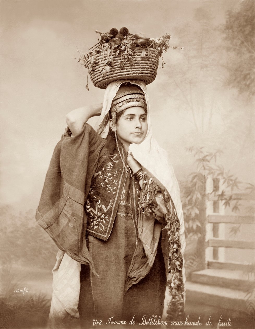 Nainen hedelmäkori päässään, n. 1867-1898 tekijältä Bonfils Studio