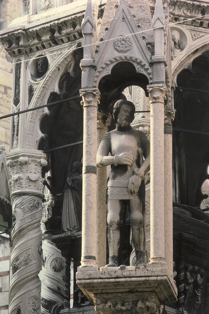 Yksityiskohta Scaligereiden haudasta, 1277-1387 (marmori) tekijältä Bonino da Campione