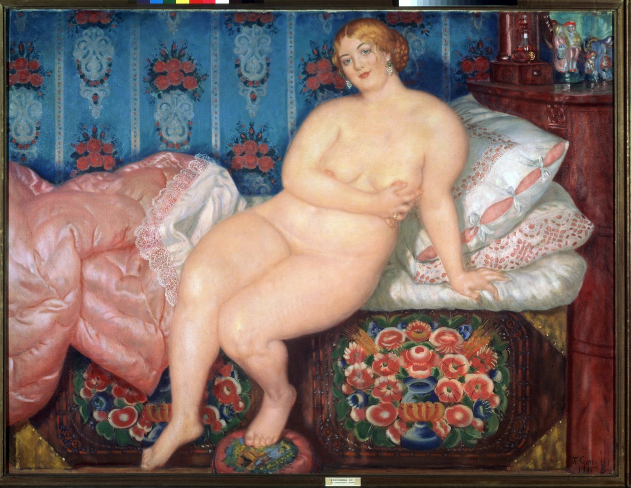 Kauneus (The Beauty). Muotokuva lihavasta alastomasta blondista naisesta, joka hymyilee ja tekee vaatimattoman eleen piilottaakseen rintansa, puoliksi istuen peittamattomalla sängyllä. Boris Michaylovich Kustodiev (Kustodiev) (1878-1927) maalaus öljy kanka tekijältä Boris Mikhailovich Kustodiev