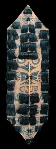 Kilpi (maalattu puu ja hiukset) (katso takaa 171762) tekijältä Bornean