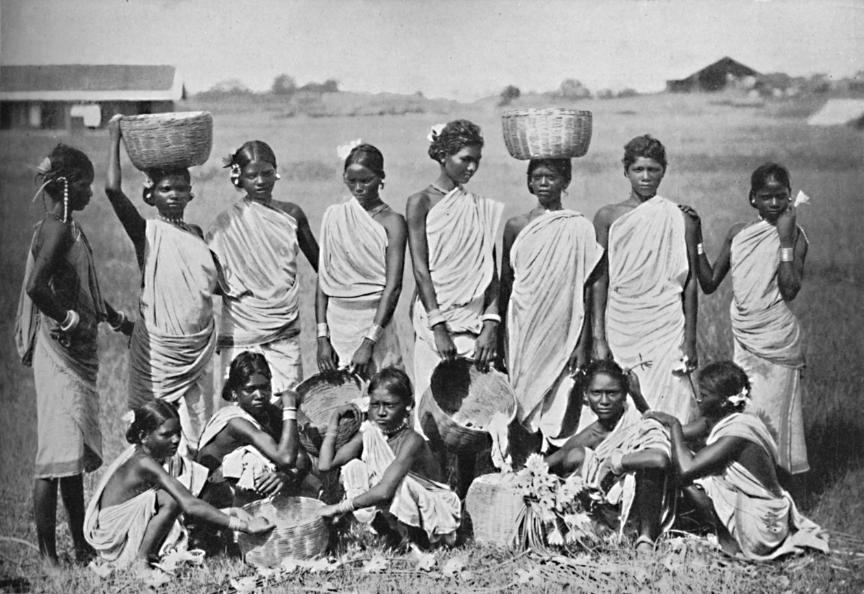 Ryhmä Kolin tyttöjä, 1902 tekijältä Bourne and Shepherd