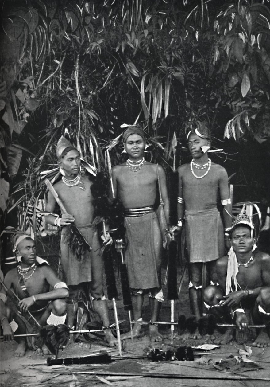 Angami Nagas täydessä puvussa, 1902 tekijältä Bourne and Shepherd