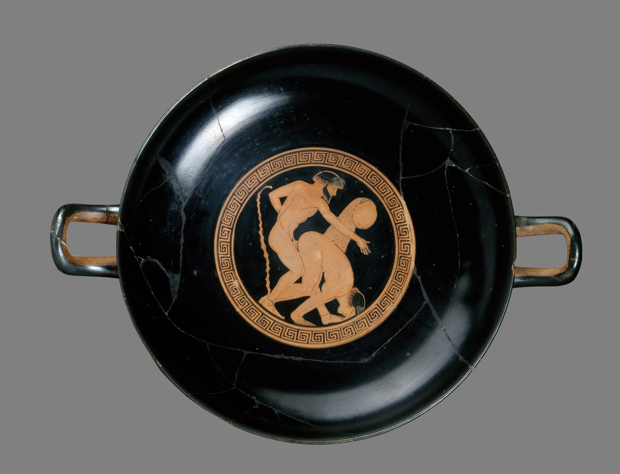 Punainen kylix, joka kuvaa miestä ja naista rakastelemassa (keramiikka) tekijältä Briseis Painter