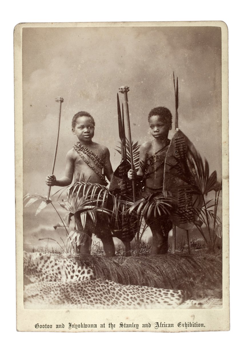 Gootoo ja Inyokwana Stanley and African Exhibition -näyttelyssä Lontoossa, 1890 (gelatiinihopeaprintti) tekijältä British Photographer