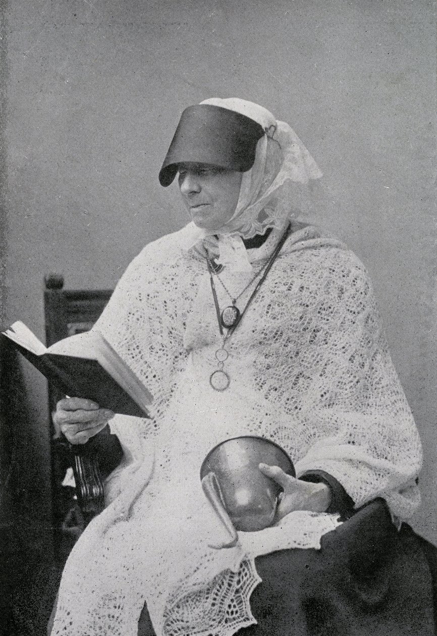Jane Whyte Balfour, Robert Louis Stevensonin täti, valokuvasi lukemassa ja pitelemässä korvatrumpettia tekijältä British Photographer