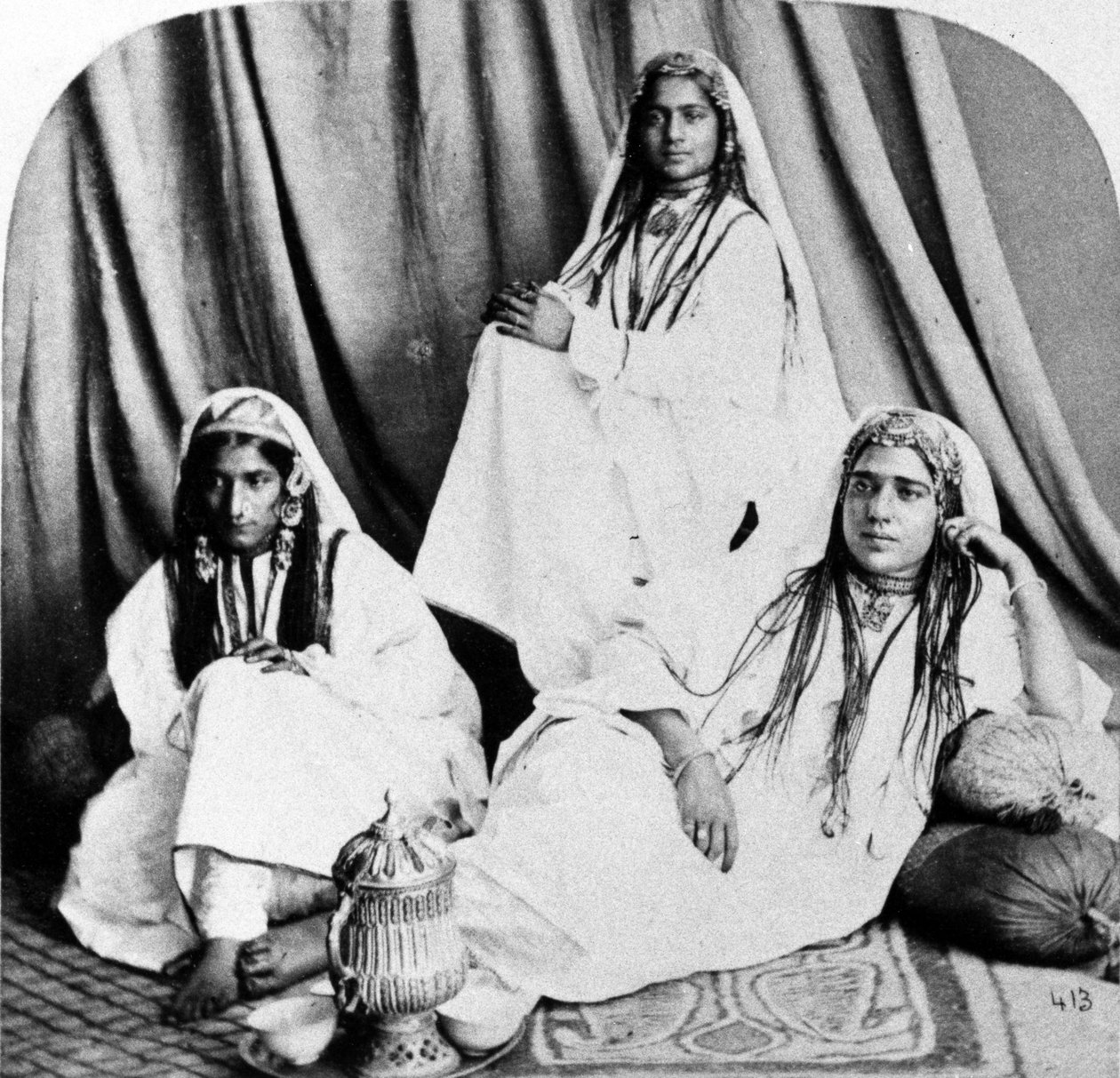 Kashmiri Nautch Girls, noin 1860-luku tekijältä British Photographer