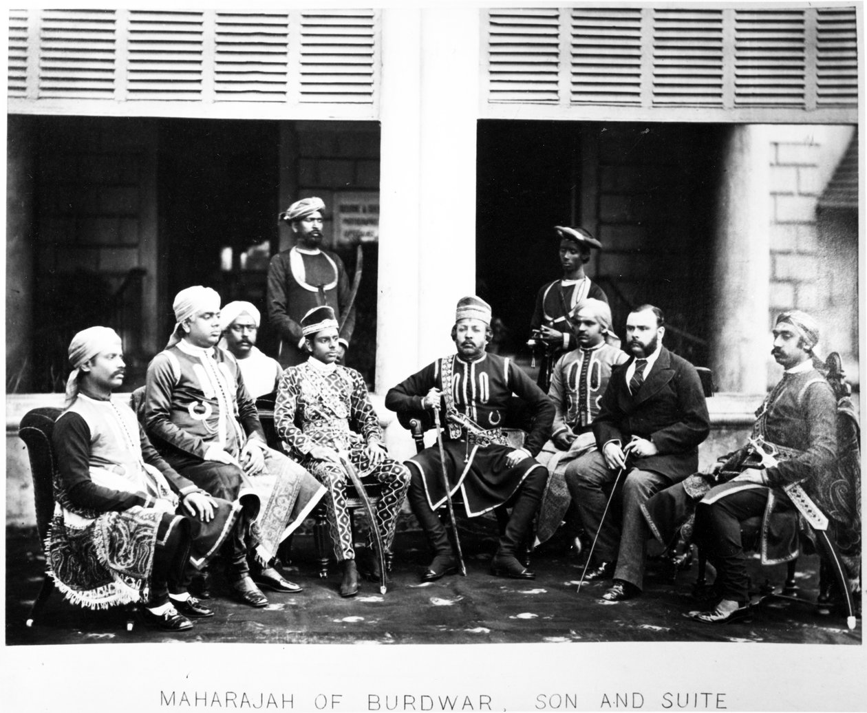 Maharaja Mahtab Chand Bahadur poikansa ja sarjansa kanssa, noin 1870-luku tekijältä British Photographer
