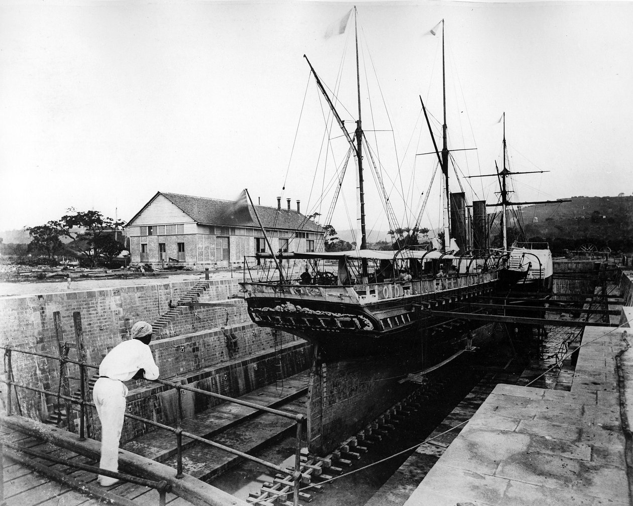 Mela höyrylaiva kuivatelakalla Länsi-Intiassa, noin 1880-luku tekijältä British Photographer