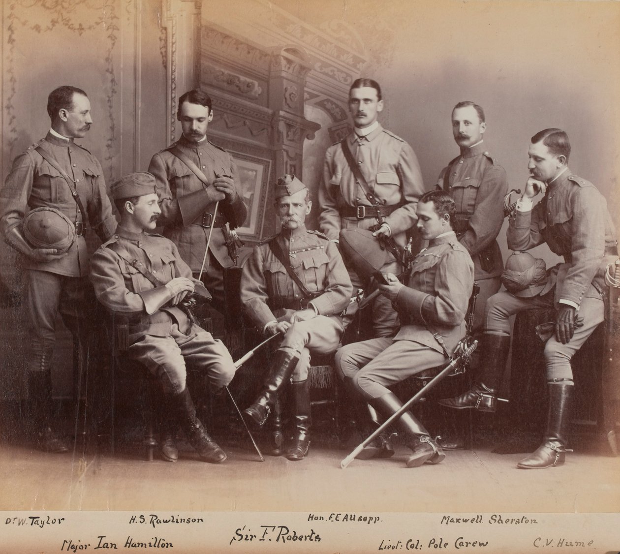 Sir Frederick Sleigh Roberts upseeriensa kanssa tekijältä British Photographer