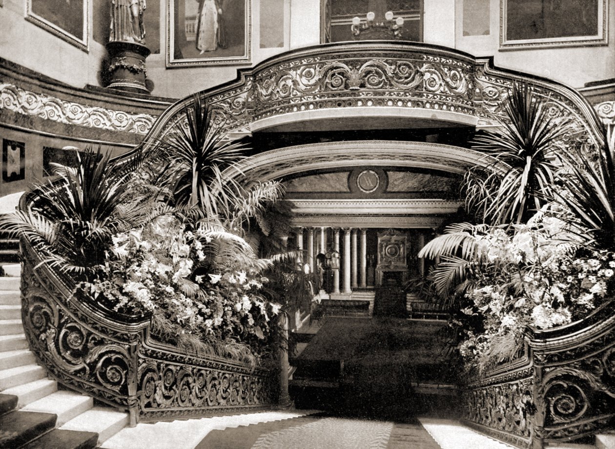 Suuri portaikko Buckinghamin palatsissa Lontoossa, 1890 tekijältä British Photographer