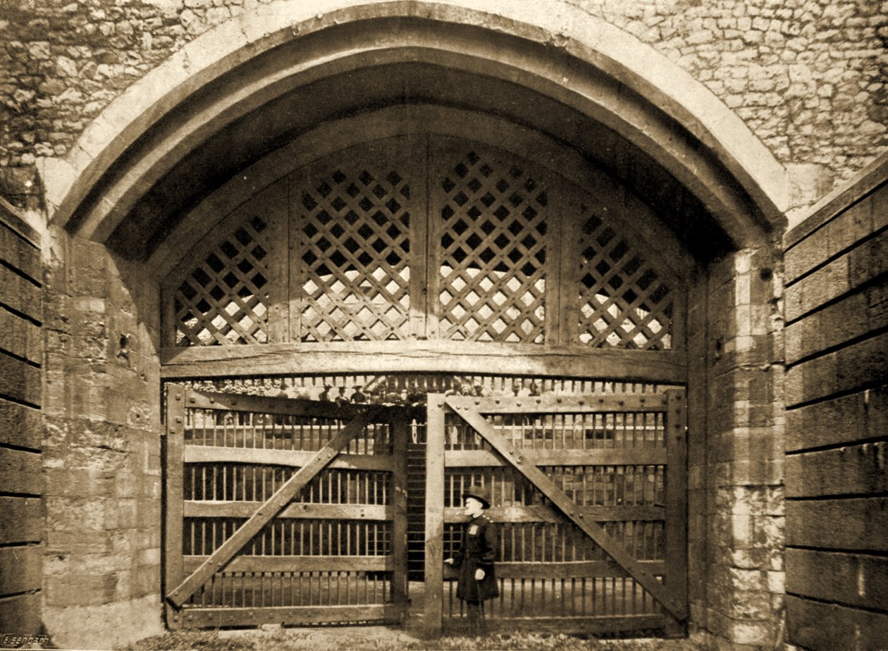 Traitors Gate, Lontoon Tower ja vartijan Yeoman, 1890 tekijältä British Photographer