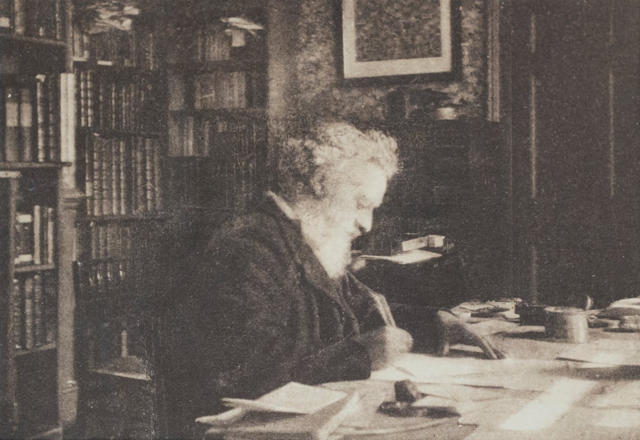 Kirjankeräilijä William Morris kirjastossaan Kelmscott Housessa, Hammersmithissä. tekijältä British Photographer