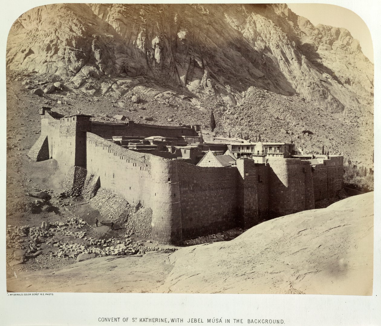Pyhän Katariinan luostari ja Jebel Músá taustalla, Siinain niemimaan sotatarviketutkimuksesta tekijältä British Photographer