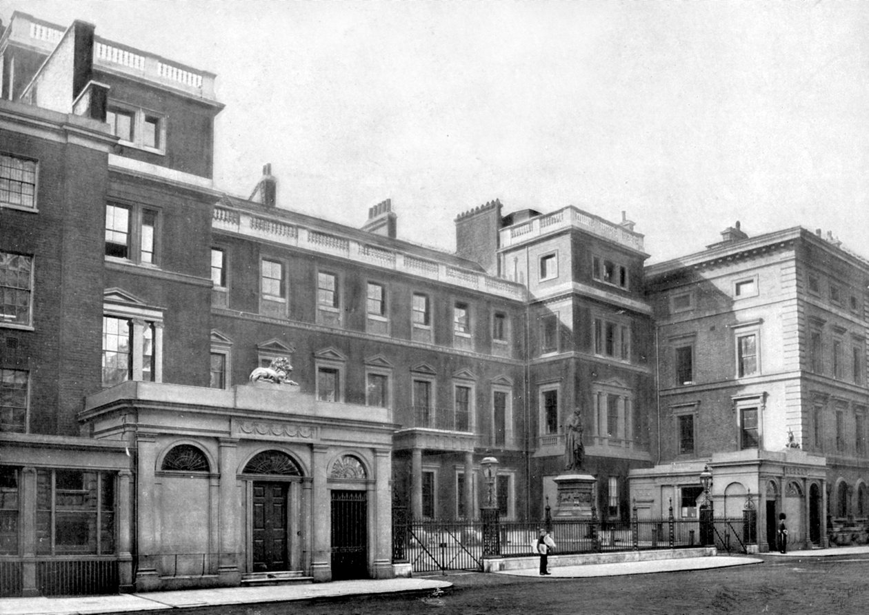 Sotatoimiston julkisivu, Cumberland House, Pall Mall, Lontoo, 1890 tekijältä British Photographer