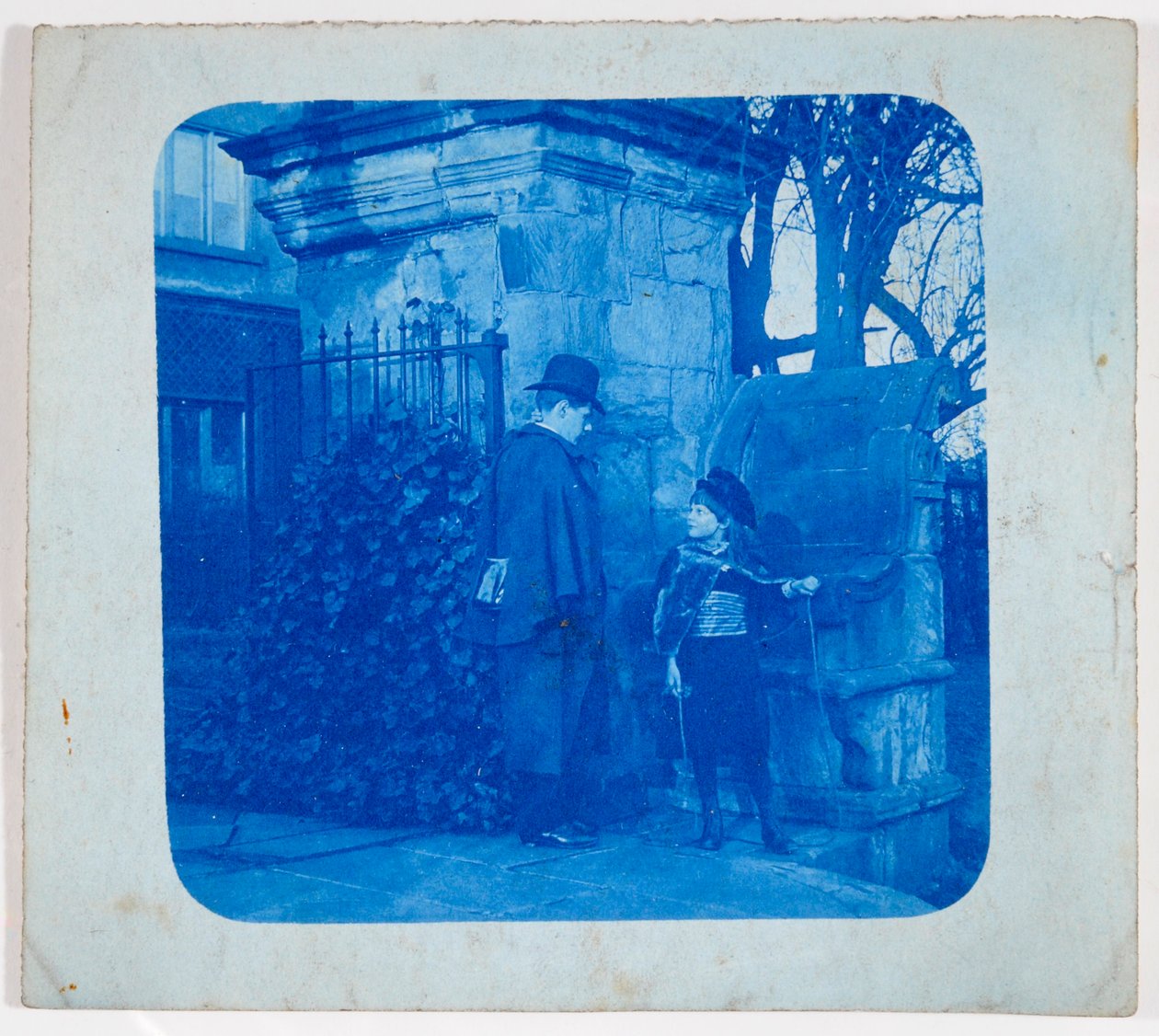 John Atkinson Grimshaw ja Elaine Grimshaw Knostrop Hallin porteilla (syanotypia) tekijältä British Photographer