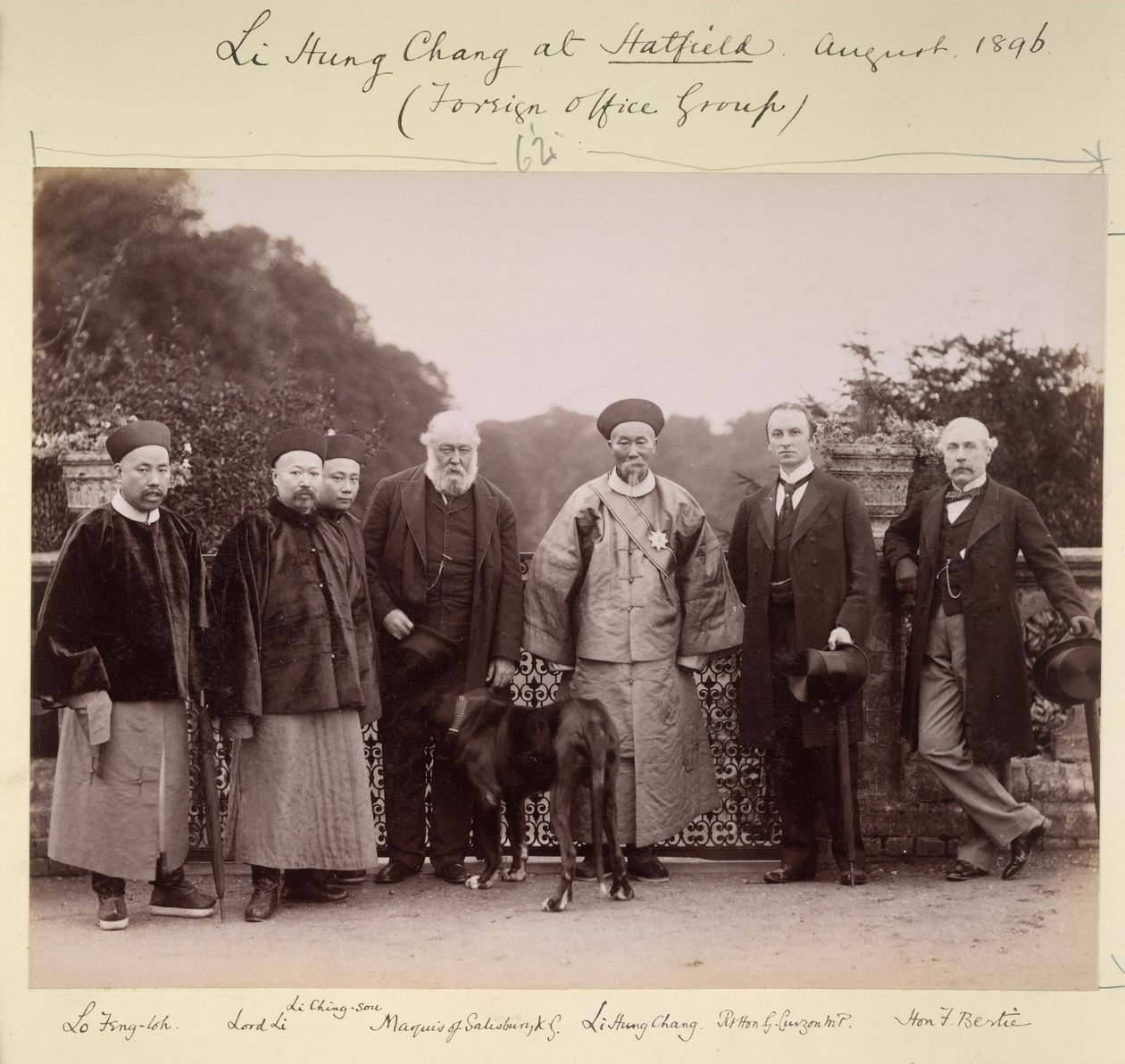 Li Hung Chang Hatfieldissä (ulkohallintoryhmä), elokuu 1896 (m/v kuva) tekijältä British Photographer