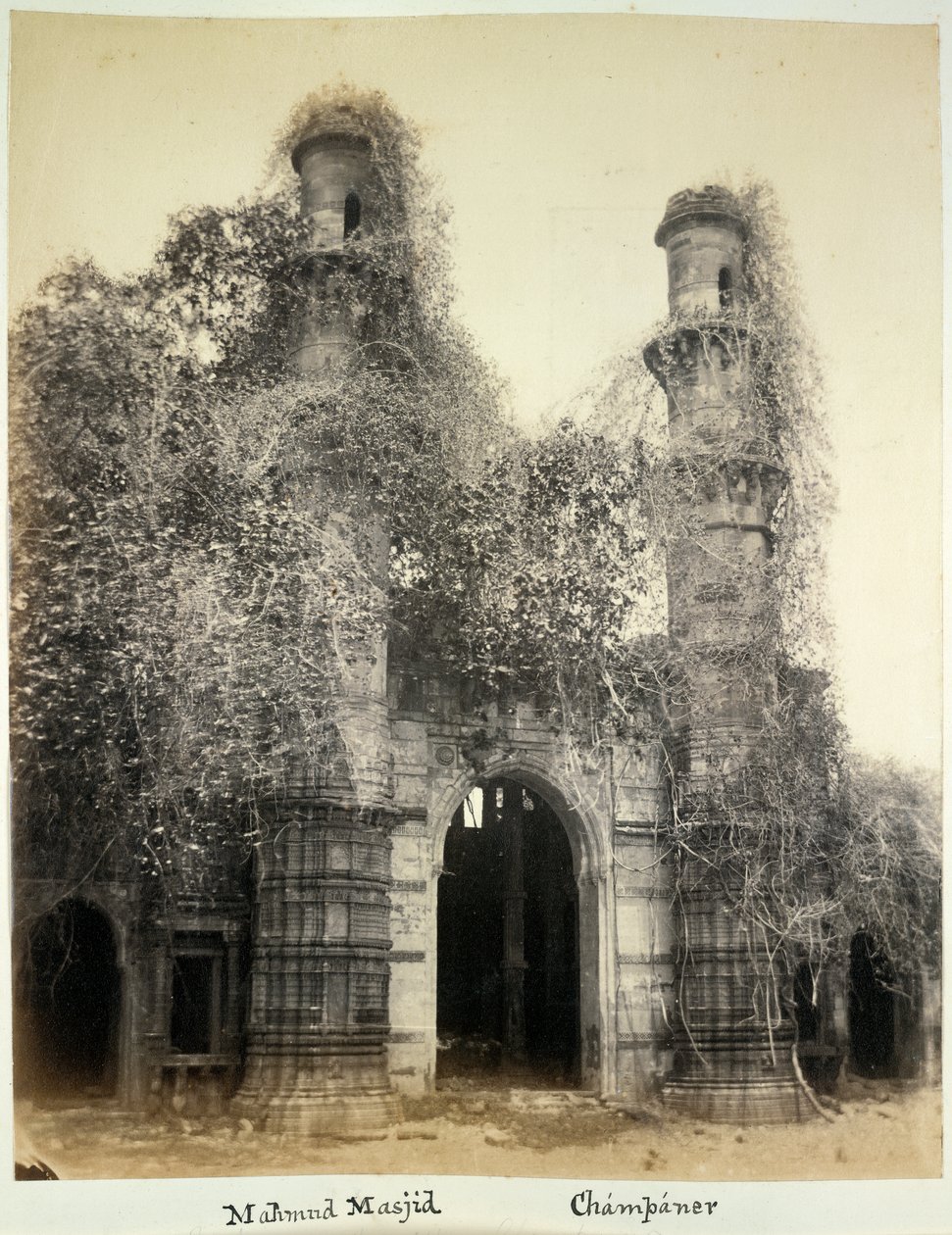 Mahmud Masjid (Nagina Masjid), Champaner, n. 1875 (b/w kuva) tekijältä British Photographer