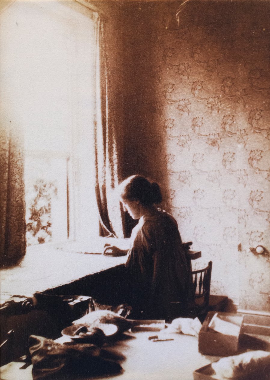 May Morris töissä, 1890-luvun alku (m/w kuva) tekijältä British Photographer