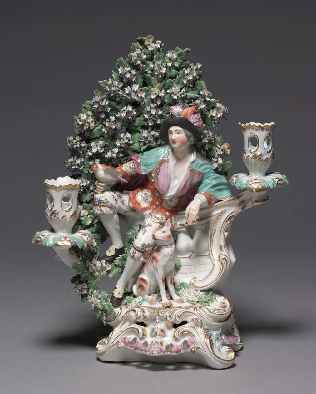 Kynttelikkö paimenen ja koiran kanssa, valmistaja Derby Porcelain Factory (Chelsea-Derby Period), n. 1775 (pehmeäpastaposliini) tekijältä British School