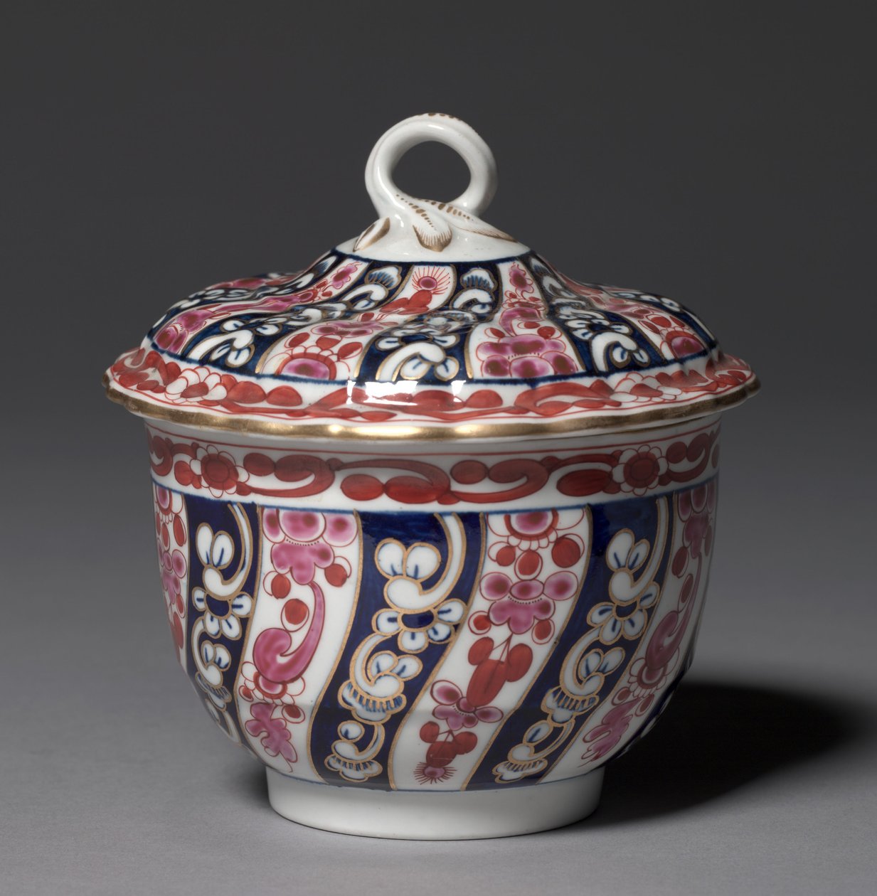 Covered Bowl, valmistaja Worcester Porcelain Factory, n. 1770 tekijältä British School