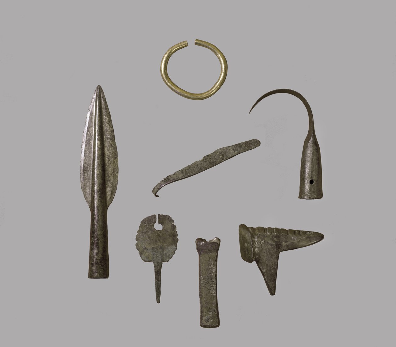 Aarre koristeita ja tarvikkeita, Fresn-la-Mere, Ranska, pronssikautinen kulta ja pronssi katso myös 121148 tekijältä Bronze Age