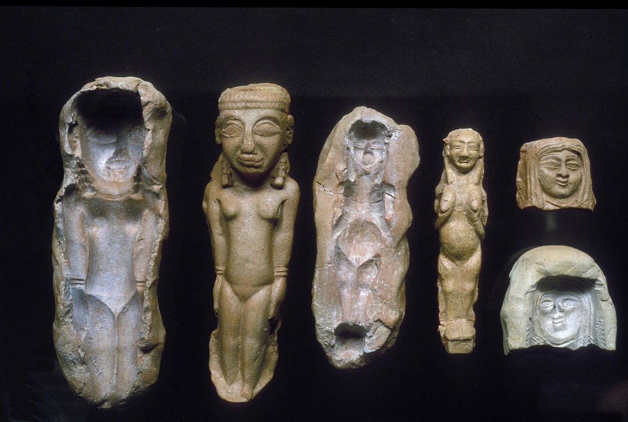 Hedelmällisyysjumalattaren hahmot ja muotit, joista ne on valettu, noin 700-luvulla eKr. (savi) tekijältä Bronze Age