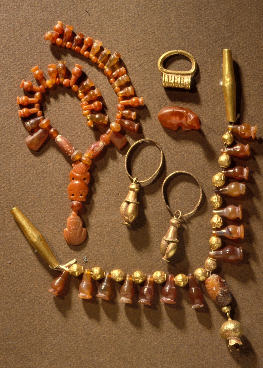 Koruja, kanaanilaisia, Deir al-Balahista, Gazasta, n. 14. vuosisata eaa. (kultaa ja jalokiviä). tekijältä Bronze Age