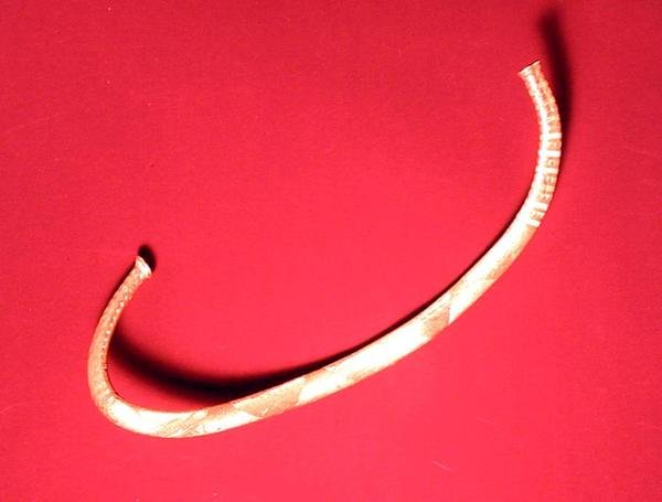 Kaulasormus löydetty Ickletonista, Cambridgeshirestä (kulta) tekijältä Bronze Age