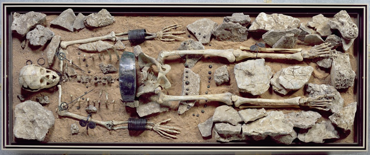 Runsaasti varusteltu naishauta Molzbach bei Huenfeldistä tekijältä Bronze Age