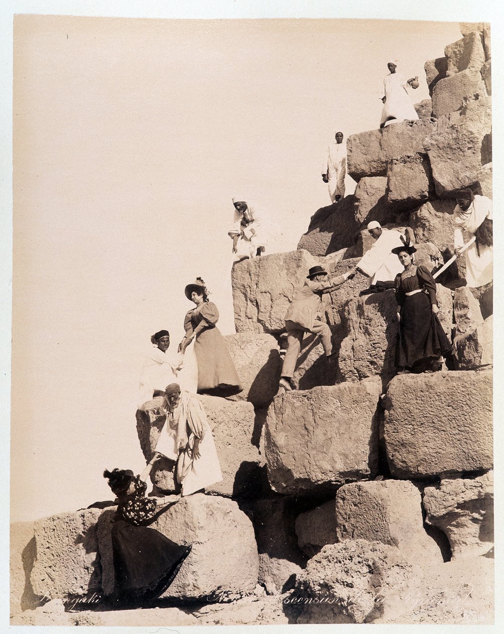 Turistien kiipeäminen pyramidiin - Zangali-veljesten valokuvaus, 1800-luvun loppu tekijältä Brothers Zangaki