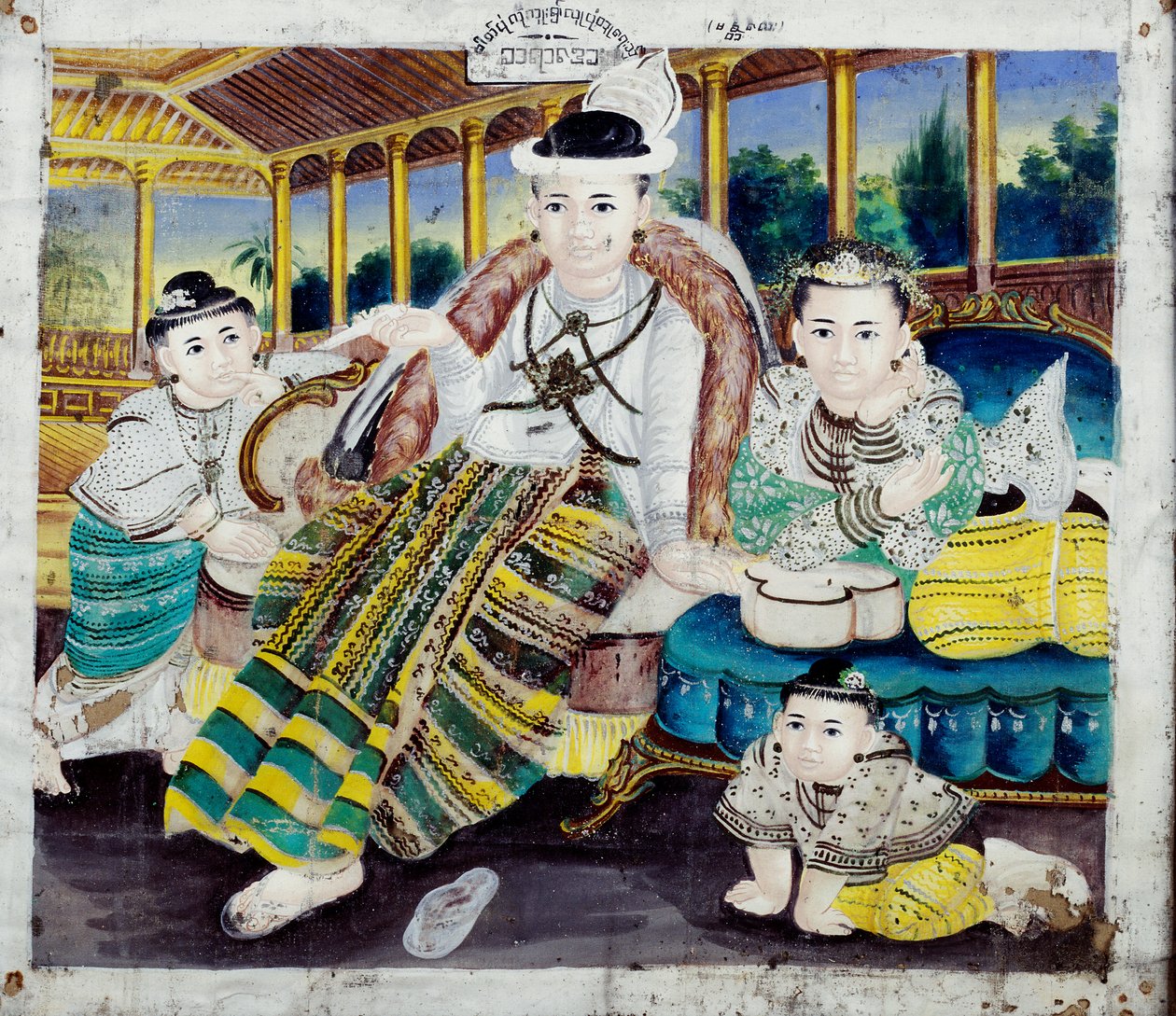 Perhemuotokuva (guassi tekstiilillä) tekijältä Burmese School
